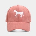 Dettaglio del ricamo a cavallo su cappello da baseball rosa in finta pelle scamosciata - Rosa