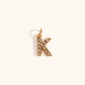 Primer plano del colgante letra K dorado con brillantes piedras de circonita blanca - Letra K / Dorado