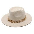 Dettaglio della trama del cappello in paglia beige con catena decorativa dorata - M (56-58cm) / Rosa