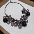 Ketting met onregelmatige parels, kwastje hanger, gelaagde kralen en donkere metalen ketting - Zwart/Grijs
