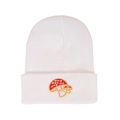 Dettaglio del berretto bianco con risvolto e ricamo a forma di fungo e cuore - Ricamo fungo cuore rosso / Bianco