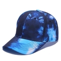 Detailopname van de tie-dye pet met blauw-witte kleurverloop en stiksel op de klep - Verstelbaar / Donkerblauw