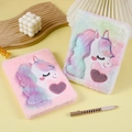 Dettaglio di quaderni a forma di unicorno in peluche con ricami colorati e cuori scintillanti - Stile Unicorno