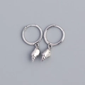 Orecchini a cerchio in argento S925 con delicati ciondoli a forma di conchiglia - Argento 925 / Oro Bianco
