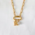 Collana a graffetta in acciaio inossidabile placcato oro 14K con lettera R e ciondoli - Lettera R