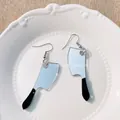 Creatieve Halloween spiegel acryl mes oorbellen gepresenteerd op een wit keramisch bord - Zilver