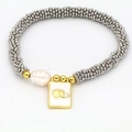 Dettaglio del bracciale con perline d'argento, perla bianca e ciondolo a elefante d'oro - Stile Rilievo Elefante (04#)