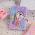 Detalle del cuaderno de unicornio de peluche A5 con cierre metálico y piel de arcoíris - Tie-Dye Púrpura