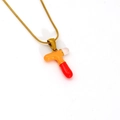 Collana a catena serpente dorata con pendente a lettera T in smalto arancione e rosso - Stile Lettera T