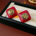 Dettaglio di orecchini vintage quadrati in pelle rossa con rilievo dorato Alessandro Magno - 24# Perno in Argento Oro Rosso