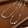 Collier pull élégant avec perles et breloques de fleurs rétro sur présentoir velours - Collier-Argent (Ensemble de deux pièces) / Blanc Argenté