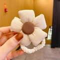 Süßer Haargummi in Blumenform in Creme mit brauner Mitte und elastischem Band - Beige Große Blume