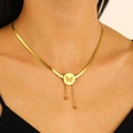 Dettaglio della collana a catena serpente oro con ciondolo a farfalla opaca e nappe - Farfalla Rotonda Placcata Oro 18K con Nappa (10547)