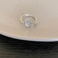 Minimalistischer silberner Ring mit hellgrauem Kunstharzstein und kleinem Cluster - Ovaler Katzenaugenstein Offener Stil (Ring-Silber)