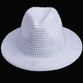 Dettaglio di un cappello da pescatore bianco con lussuose perle su sfondo nero - Stile Cilindro con Perle Bianco