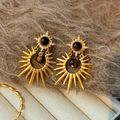 Dettaglio di orecchini vintage a sole con pietra occhio di tigre e cristalli dorati - Perno in Argento Oro Marrone (WE5749)