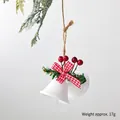 Campana di Natale bianca con fiocco a quadri rossi, aghi di pino e bacche rosse - Doppie Campane Bianche