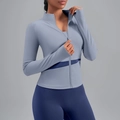 Eng anliegende Yoga-Jacke in Hellblau mit Daumenlöchern und Kontraststreifen - S / Graublau