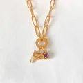 Collana in acciaio inossidabile dorato con ciondolo lettera P e pietra viola - Lettera P (XNL0079)