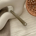 Naadloze olijfgroene eendenbek haarclip op een minimalistisch wit golvend decorstuk - Glanzend Bruin