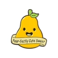 Broche poire en émail avec texte Pear-fectly Cute Sweet sur un ruban jaune - Style Poire Dessin Animé (XZ4430)