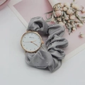 Dettaglio cinturino scrunchie in raso grigio con strass e quadrante in oro rosa lucido - Grigio