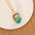 Dettaglio di un ciondolo in cristallo arcobaleno con elefante d'oro e zircone su catena d'oro - Stile Elefante