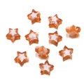 Gros plan de perles d'étoiles en acrylique orange et blanc pour bijoux DIY faits main - Marron