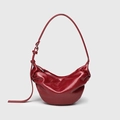Grand sac croissant bordeaux rétro en cuir plissé brillant avec bandoulière réglable - Rouge