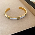 Vue détaillée du bracelet jonc doré avec étoiles en émail blanc et cristaux bleus brillants - Style Zirconia Bleu Étoile Émail Blanc Doré