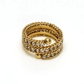 Details des goldfarbenen Spiralrings mit Kettenstruktur und funkelnden Kristallsteinen - US 7 / Weiß