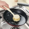 Spazzola piatti beige in paglia di grano con setole gialle che pulisce una padella - Beige