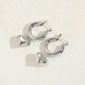 Orecchini a cuore in argento lucido 3D con cerchi larghi a C dal design moderno - Cuore placcato oro bianco