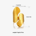 Anillo ancho de acero inoxidable bañado en oro de 18K con textura de martillo abierta - Dorado