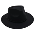 Détail du chapeau fedora noir avec ceinture décorative et boucle métallique vintage - Taille unique / Noir