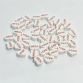 Dettaglio di perline a cuore in argilla bianca da 10mm con scritta LOVE rossa per DIY - Bianco