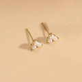 Elegante gouden titanium oorbellen met drie clusters parels in geometrisch ontwerp - Drie Parels Cluster Oorknopjes