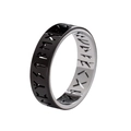 Detailaufnahme des Wikinger-Runenrings mit schwarzem Ausschnitt und silberner Innenseite - US 6 / Schwarz