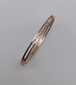 Dettaglio del bracciale rigido traforato oro rosa con 8 pietre di zirconia cubica - Oro rosa