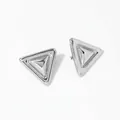 Silberne geometrische Dreieck-Ohrstecker mit dreilagigem 3D-Metalldesign für Damen - Silbernes Dreiecksdesign (D2787)