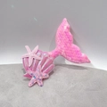 Detalle de la pinza de pelo cola de sirena con lentejuelas, estrellas de mar y una concha - Sirena Rosa