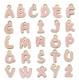 Détail macro de 26 breloques alphabétiques en émail rose avec bordure dorée et anneaux - Lettres Anglaises Roses À Double Face Avec Gouttes D'huile - 23363 / Lettre A