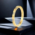 Anillo minimalista de acero inoxidable dorado con cristales cuadrados en superficie pulida - US 5 / Diseño de Triple Circonita / Dorado