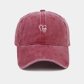 Vue détaillée de la broderie cœur blanc sur une casquette rouge délavée vintage - Réglable / Bordeaux