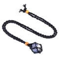 Dettaglio collana intrecciata a mano con ciondolo in pietra grezza blu naturale - Pietra a Macchie Blu