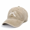 Dettaglio del cappellino in cotone lavato vintage con ricamo a fiocco bianco - Regolabile / Cachi