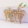 Porte-clés croix doré avec ailes en strass colorés et couronne, accessoire de sac élégant - Couleur Aléatoire