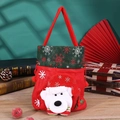 Detalle de bolsa de regalo de Navidad con oso polar 3D y patrones de copos de nieve - Oso con Cuello de Copo de Nieve