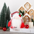 Details von Weihnachts-Rudolf-Zwergpuppe mit gestreifter Strickmütze und Deko-Szene - Rot