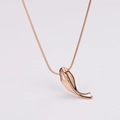 Detalle del colgante de delfín en oro rosa pulido y la cadena de serpiente elegante - Oro rosa